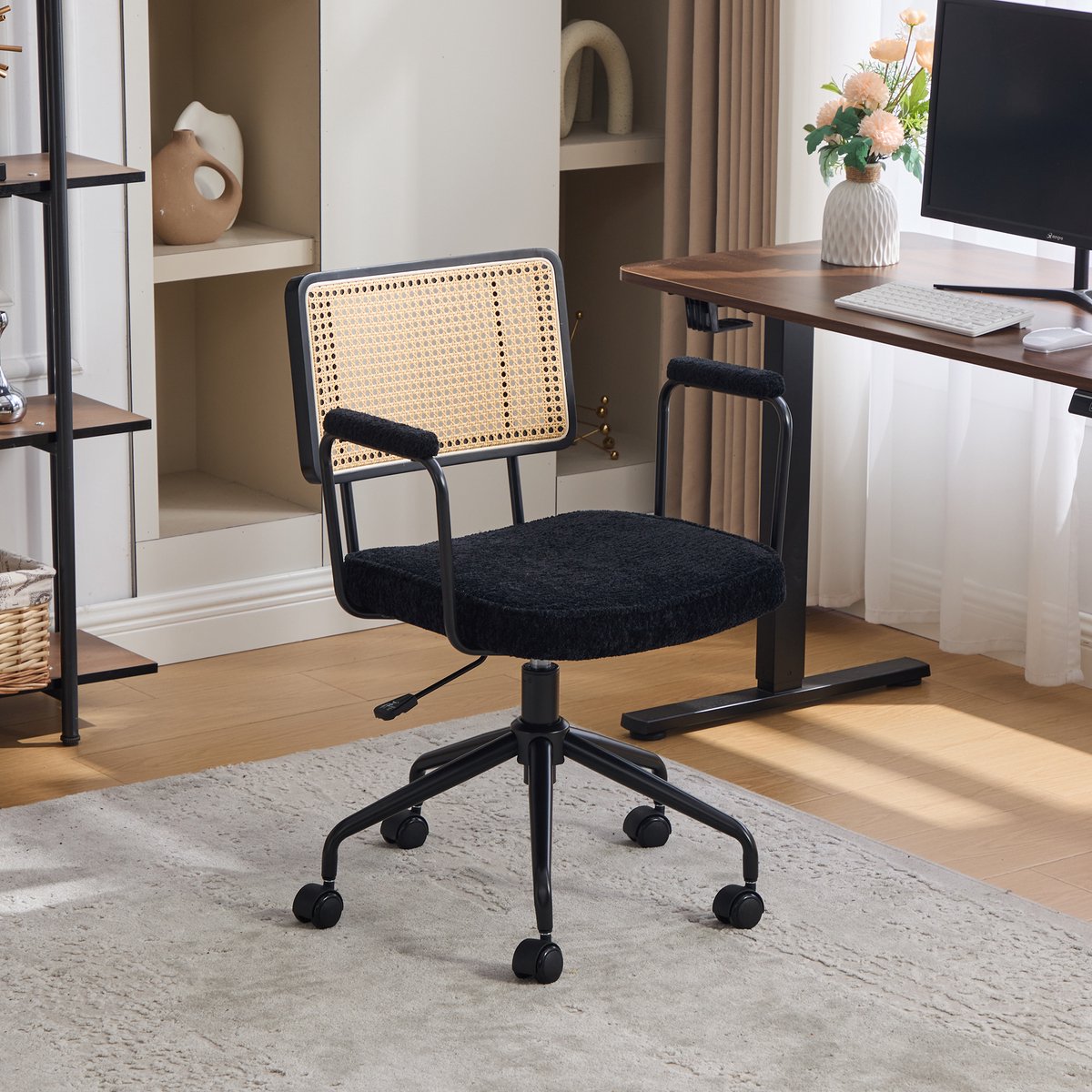 MEUNIQ vintage bureaustoel met wielen en draaifunctie, verstelbare zithoogte, rotanlook rugleuning, chenille zitting en armleuningen voor thuiskantoor of studeerkamer, zwart