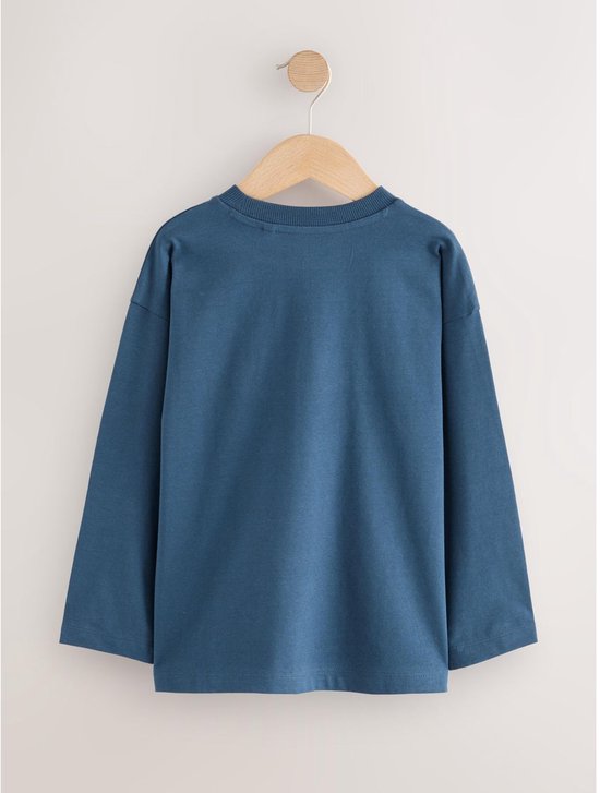 Achterzijde van een blauw T-shirt met lange mouwen, hangend aan een houten kleerhanger.