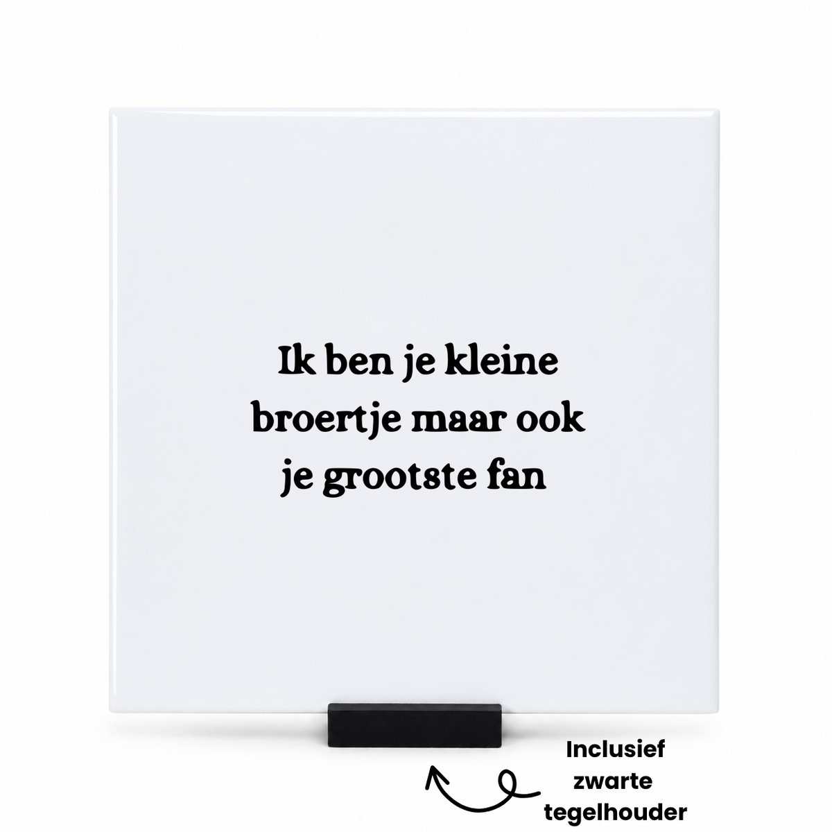 Hacebo Ik ben je kleine broertje maar ook je grootste fan tegeltje met tegelhouder - Quotes - Familie vrienden - tegeltjes met tekst - Cadeau - spreuktegels - 15x15 CM Wit