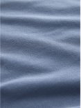 Dichtbij detail van de blauwe stof met subtiele textuur.