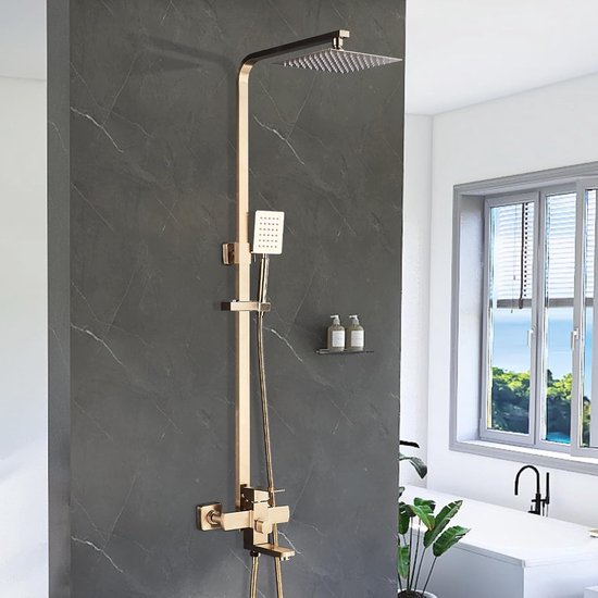 Gouden douchekraan met vierkante regendouche en handdouche, gemonteerd op een donkergrijze tegelwand.
