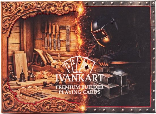 Geschenkset IVANKART speelkaarten: Wood Edition met gereedschap en Metal Edition met lasser, op een donkere tafel.