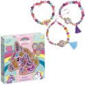 Knutseldoos met eenhoorn en drie zelfgemaakte armbandjes met kralen en tassels. De armbandjes hebben gouden bedeltjes.