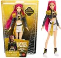 Poppen HUNTR/X Mira met lang roze haar, in een zwart jasje met gouden details, een witte rok en witte laarsjes.