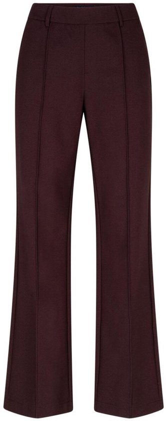 Bordeauxrode broek met split aan de voorzijde van de pijpen. Sluit hoog.