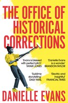 Boek "The Office of Historical Corrections" door Danielle Evans. Een vrouw met een geel shirt en grijze broek schildert met een roller. "Evans is gezegend met perfecte toon".