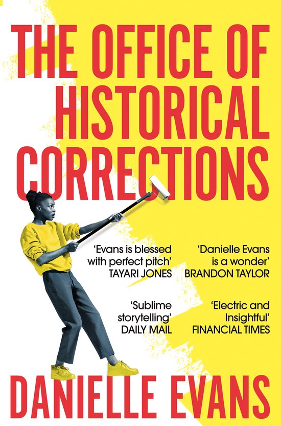 Boek "The Office of Historical Corrections" door Danielle Evans. Een vrouw met een geel shirt en grijze broek schildert met een roller. "Evans is gezegend met perfecte toon".