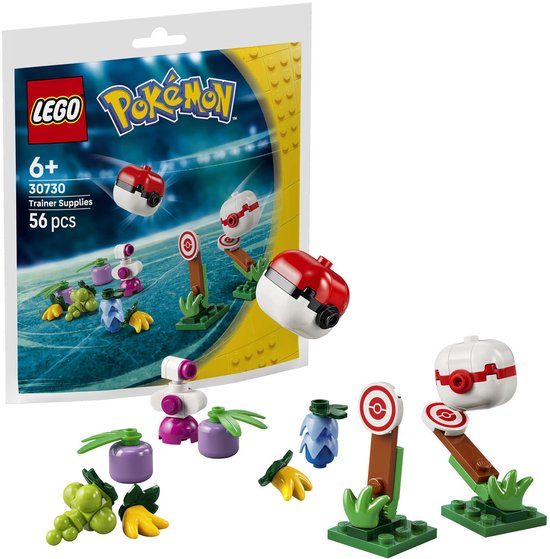 LEGO Pokémon Trainer benodigdheden met 56 onderdelen. Bevat paarse en groene bouwwerken, gele bananen, twee Pokéballen en trainingsdoelen.