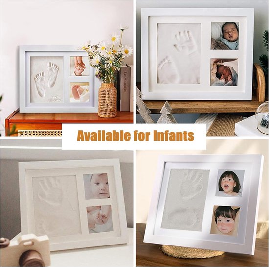Wit fotolijst met babyfoto's en voet- en handafdrukken.