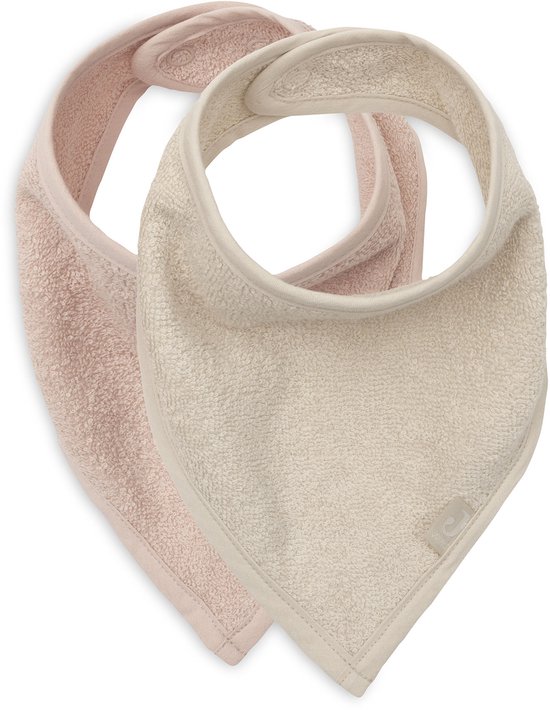 Twee bandana slabbetjes, één in roze en één in zandkleur. Beide met badstof textuur.