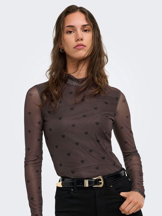Bruine mesh top met zwarte hartjesprint. De halslijn is grijs.