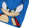 Detailopname van een blauwe zwembroek met een grote print van het gezicht van Sonic de egel.