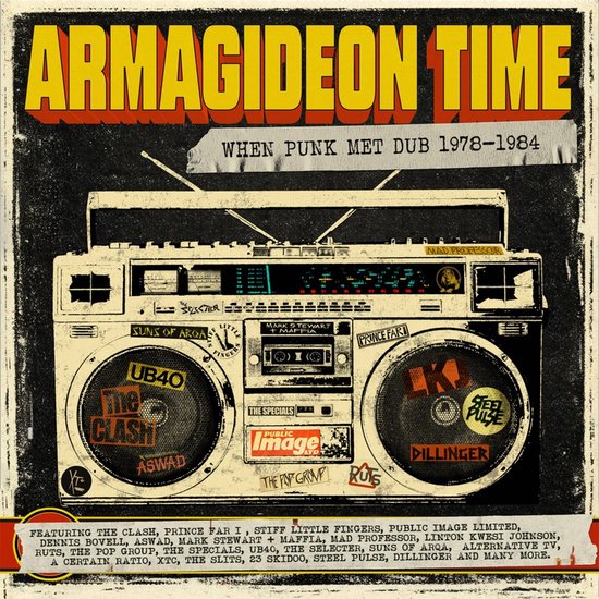 Albumcover 'Armagideon Time When Punk Met Dub 1978-1984' met een retro radio en bandnamen zoals The Clash, UB40 en The Specials.