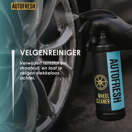 Hand spuit velgenreiniger op een auto velg met Autofresh logo.