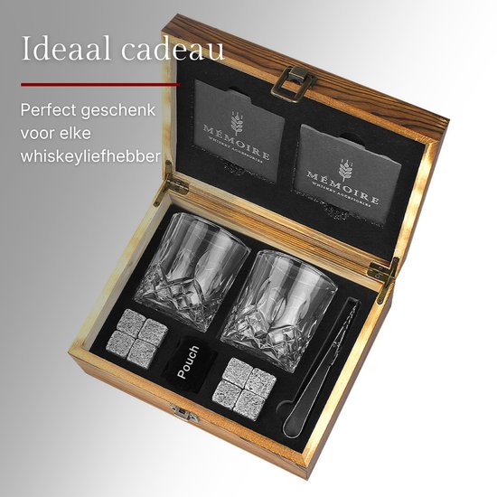 Houten kist met daarin twee whiskeyglazen, acht whiskeystenen, een tang en twee slate onderzetters.