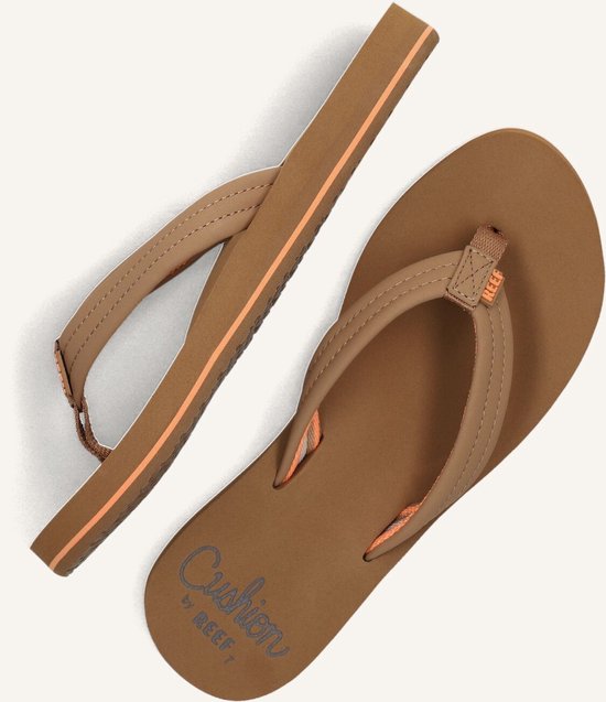Cognacbruine Reef slippers met gekleurde strepen in de bandjes en oranje accenten.