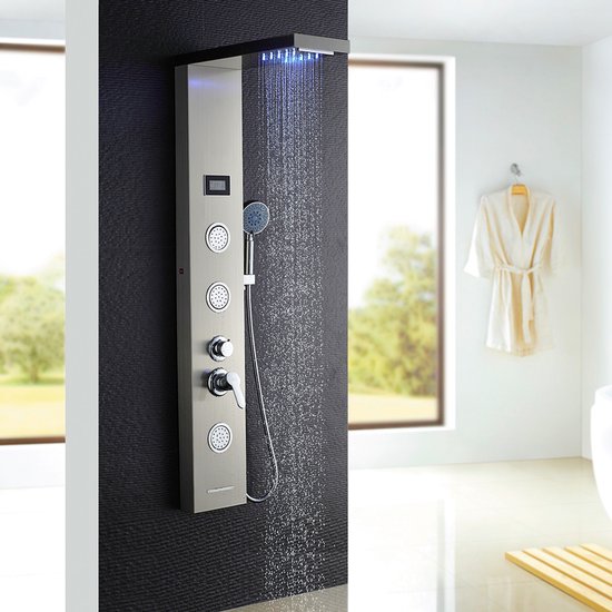 Een zilverkleurig douchepaneel van roestvrij staal met een regendouche, handdouche, drie bodyjets en bedieningsknoppen. Er stroomt water uit de regendouche met blauwe LED-verlichting.