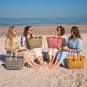 Vier vrouwen zitten op het strand met rieten manden in verschillende kleuren: blauw, groen, roze en geel.