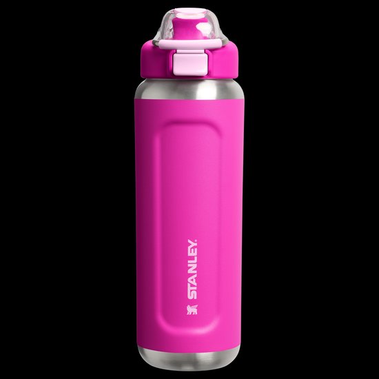 Roze roestvrijstalen drinkfles met logo 'Stanley' en een zilverkleurige onderkant.