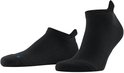 Paar zwarte Falke Cool Kick enkelsokken, één met lus aan de hiel, één plat.