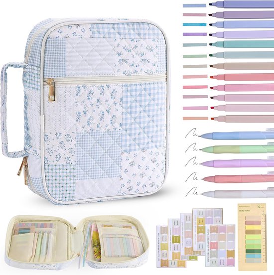 Blauw geruite en gebloemde bijbeltas met patchwork, open met pennen en notitieblok, assortiment pennen en sticky notes.