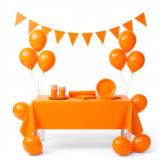 Oranje tafelkleed met oranje ballonnen, vlaggenlijn, bordjes, bekers en servetten.