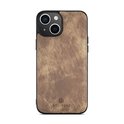Bruine telefoonhoes met lederlook textuur en een donker frame. Het heeft een dubbele camera aan de achterkant en het Solidenz logo.