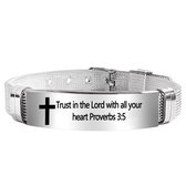 Christelijke Armband Unisex - Met Kruis & Bijbeltekst (Spreuken 3:5) - Zilverkleurig Siliconen & RVS - Verstelbaar & Stijlvol - Betekenisvol Geloof Cadeau