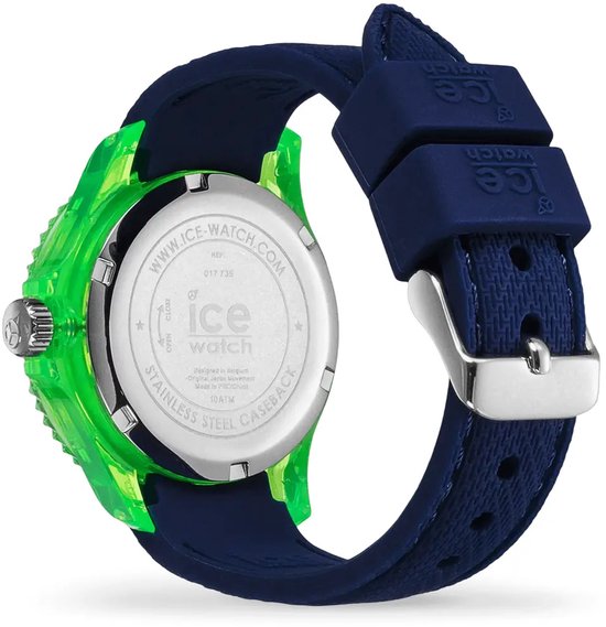 Achterkant van een blauw horloge met marineblauwe band, heldergroene kast en zilverkleurige gesp.