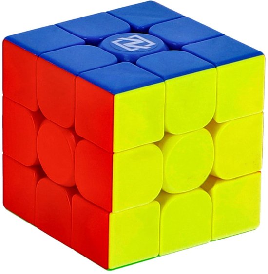 Rubiks kubus met blauwe, rode en gele zijden, met een logo in het midden.