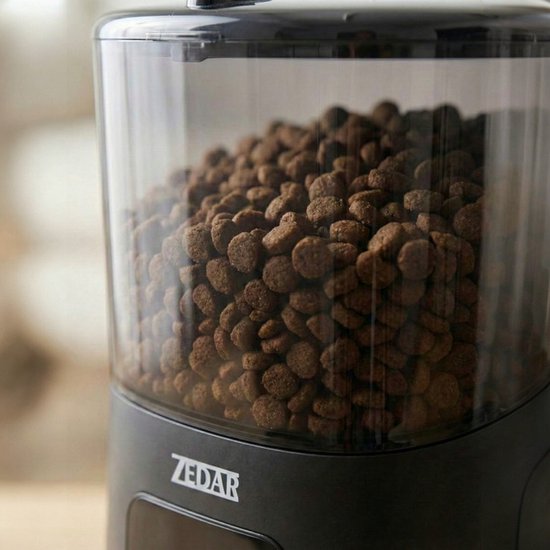 Zedar automatische voerautomaat, gevuld met kattenbrokjes.