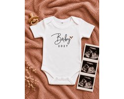 LuukyBB - Baby Rompertje 2027 - Wit Goud - Aankondiging Zwangerschap Bekendmaking Zwangerschapsaankondiging - 3 Maanden Maat 62 - Jullie Worden Opa en Oma - In Verwachting Cadeau - In Verwachting Aanstaande Mama Papa - Oom Tante - Pregnancy Announce