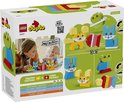 Doos van LEGO DUPLO 3-in-1 Creative Cute Pets: een vrouw en kind bouwen DUPLO-dieren.