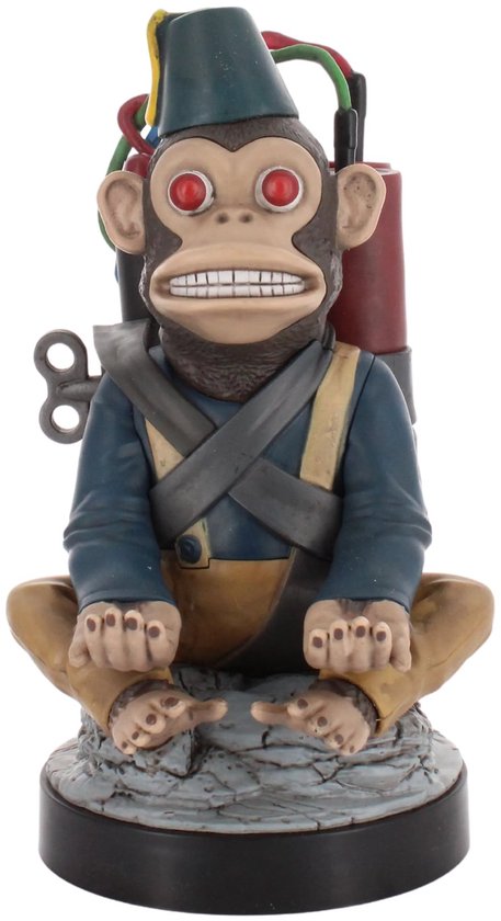 Une figurine de singe aux yeux rouges, manteau bleu et paquet de bombes dans le dos, assise les mains ouvertes.