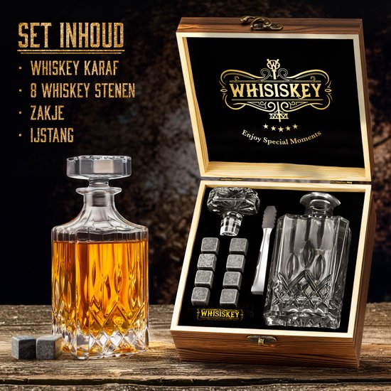Whiskey karaf en glazen set in houten kist. De karaf is gevuld met amberkleurige vloeistof.
