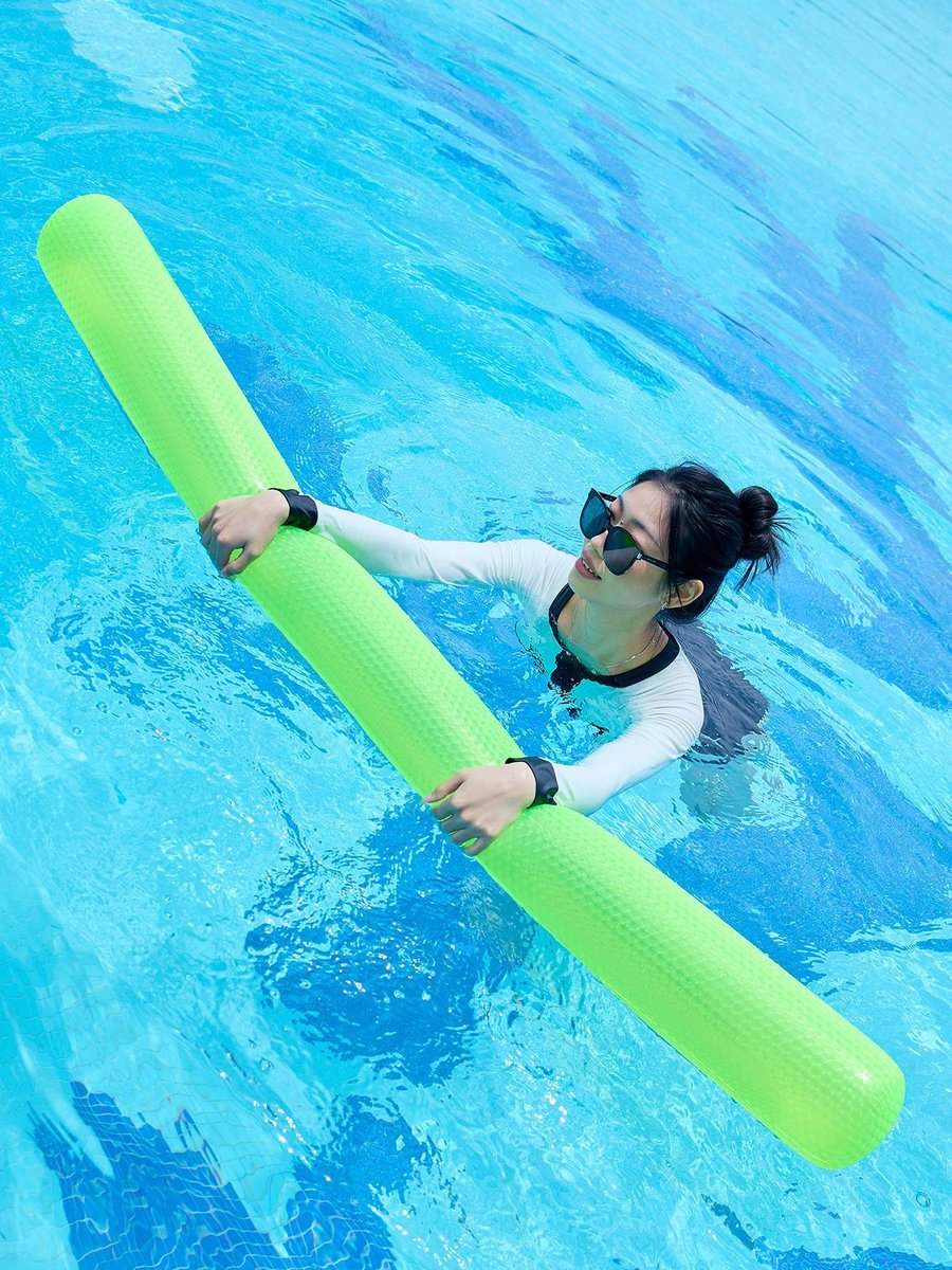 PVC opblaasbare zwemvloermatte Volwassenen speelvloermatte zwemhulpstang zwembad houten vloermatte - 162cm*14cm - groen