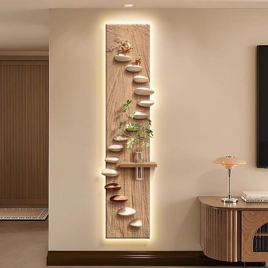 Wanddecoratie met houten latten, ronde schappen, plantjes, hertjes en indirecte LED-verlichting.