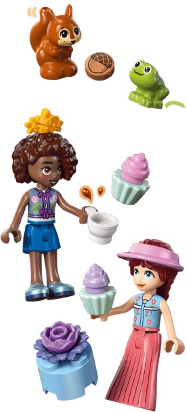LEGO Friends figuur met cupcakes en theekopje, naast een andere figuur, kikker en eekhoorn.