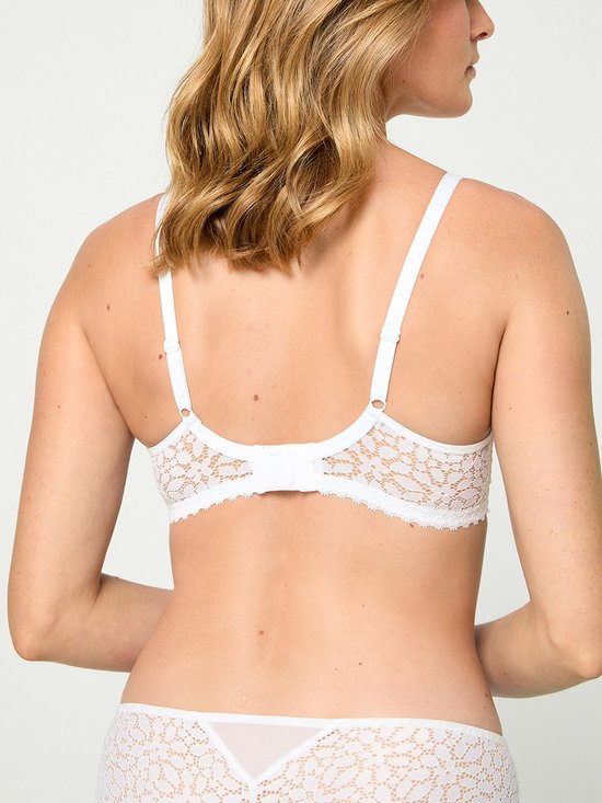 Wit kanten beha met beugels, rugpand met sluiting zichtbaar op model.