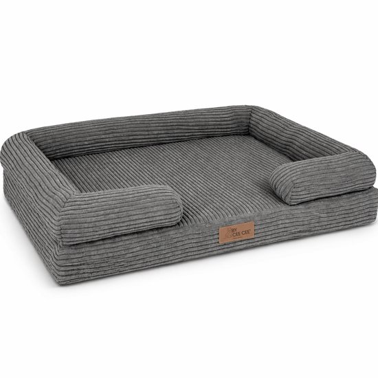 Panier pour chien gris en velours côtelé avec des bords surélevés et un logo BY CEE CEE.