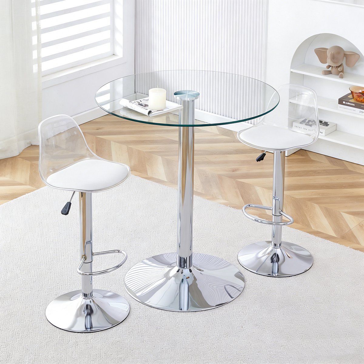 Flexibele barset: glazen tafel van 89 cm + 2 barkrukken met zilverkleurige poten, in hoogte verstelbaar en draaibaar. • Transparante look • 360° draaibaar • Veelzijdig in gebruik. Creëert een ruimtelijk effect en bespaart ruimte.