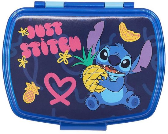 Boîte à pain bleue avec Stitch tenant un ananas et le texte 'Just Stitchen'.