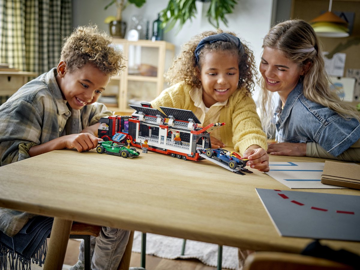 LEGO City F1 truck met RB20 en AMR24 F1® auto's speelset - 60445 — afbeelding 17