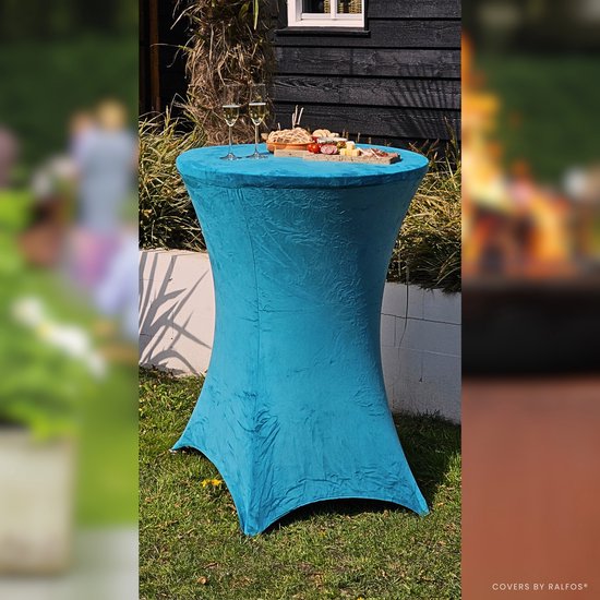 Turquoise statafelhoes met vier poten, gedecoreerd met hapjes en wijnglazen.