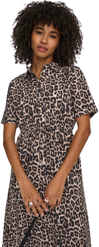 Model in een midi-jurk met luipaardprint, korte mouwen, knoopjes en een ceintuur in de taille.