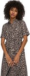 Model in een midi-jurk met luipaardprint, korte mouwen, knoopjes en een ceintuur in de taille.