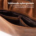 Bruine leren laptoptas met open vakken aan de binnenkant voor opbergruimte.