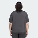 Achterkant van een model die een donkergrijs Adidas performance T-shirt draagt.