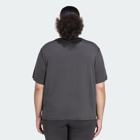 Achterkant van een model die een donkergrijs Adidas performance T-shirt draagt.