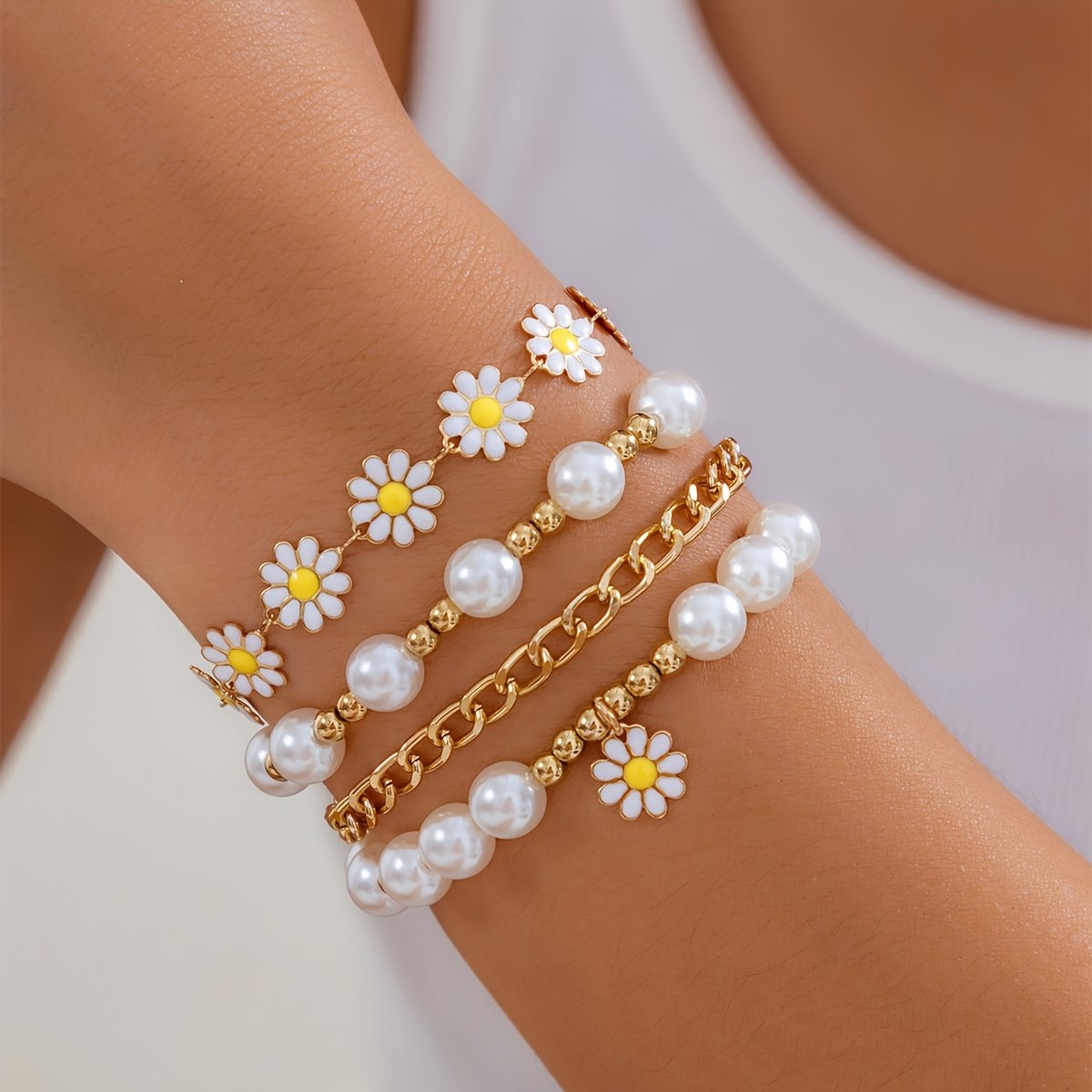 Sjika - Gouden Armbandenset Dames – 4 Delige Armbanden met Madeliefjes & Parels – Trendy Layered Sieraden – Verstelbaar - Cadeau voor haar